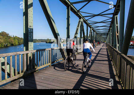 Ancien pont de chemin de fer sur la rivière Ruhr, aujourd'hui, un chemin pour piétons et cyclistes, Banque D'Images