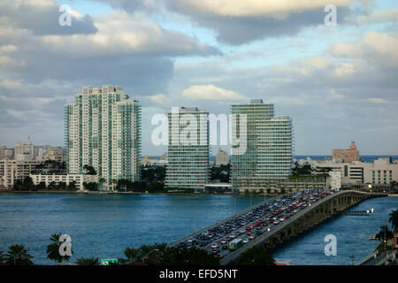 Embouteillage à MacArthur Causeway, Miami Beach, Florida, USA Banque D'Images