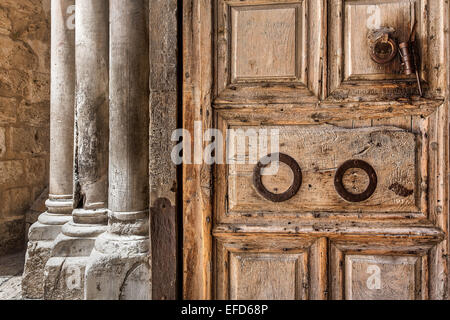L'ancienne porte de bois et des colonnes en marbre à l'entrée à l'église du Saint-Sépulcre à Jérusalem, Israël. Banque D'Images
