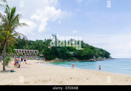 Les vacanciers sur la plage de Karon, Phuket, Thailand Banque D'Images