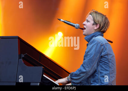 BENICASSIM, ESPAGNE - 18 juillet : Tom Odell (chanteur, compositeur et pianiste) chante et joue du piano au Festival. Banque D'Images