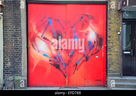 Un coeur peint sur une porte sur la rue Fournier, près de Brick Lane, Spitalfields, Londres, Angleterre, Royaume-Uni Banque D'Images