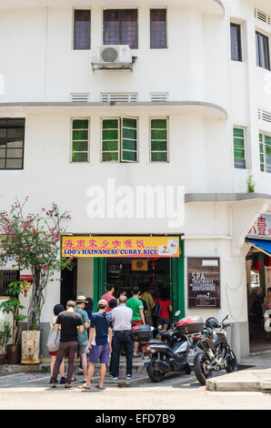 Ligne de Singapouriens en dehors de la faim Loo's historique Riz au Curry Hainanese, 71 Seng Poh Tiong Bahru Road, Estate, Singapore Banque D'Images