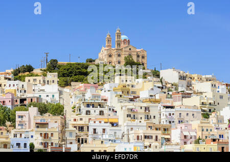 Église d'Anastasis au sommet d'Vrodado Hill, Ermoupoli, l'île de Syros, Cyclades, Grèce Banque D'Images