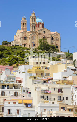 Église d'Anastasis au sommet d'Vrodado Hill, Ermoupoli, l'île de Syros, Cyclades, Grèce Banque D'Images