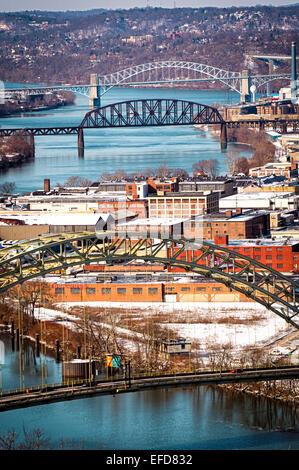 Sur la photo de l'avant à l'arrière sont Pittsburgh's West End, le pont reliant l'Ohio Railroad Bridge, et le pont de McKees Rocks. Banque D'Images