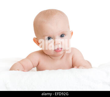 Mignon bébé couché sur une serviette blanche Banque D'Images