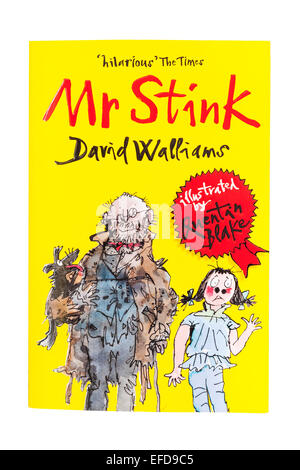 Le livre appelé M. Stink écrit par David Walliams sur fond blanc Banque D'Images