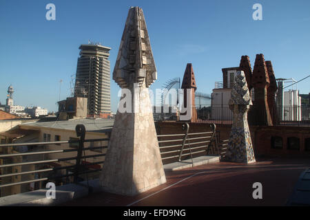 Les cheminées sur le toit du Palais Güell, conçu par l'architecte Antoni Gaudí, près de Las Ramblas, Barcelone Banque D'Images