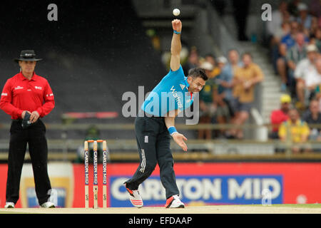 Perth, Australie. 1er février, 2015. La finale de la série d'ODI, de l'Australie contre l'Angleterre, James Anderson à bowling action pendant la finale de l'ODI contre l'Australie. Credit : Action Plus Sport/Alamy Live News Banque D'Images