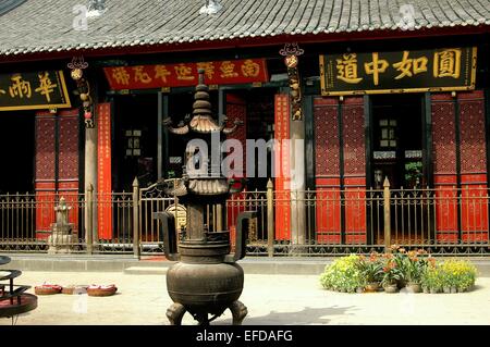 Chengdu, Chine : un papier en fonte brazier se trouve dans une cour devant un temple bouddhiste Wenshu Banque D'Images