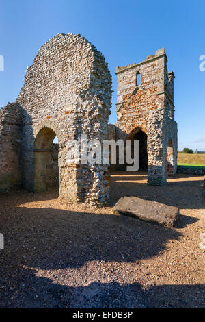 Cette église a été construite au 12ème siècle et est situé au centre d'un rituel néolithique henge de terrassement. Banque D'Images