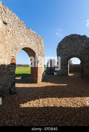 Cette église a été construite au 12ème siècle et est situé au centre d'un rituel néolithique henge de terrassement. Banque D'Images