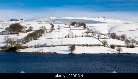 Ladybower Reservoir, La Vallée de Derwent, Derbyshire, Royaume-Uni. 31 janvier 2015. Soleil et basse température avec une grande journée de 4C créer une scène d'hiver dans la haute vallée de la Derwent, dans le Derbyshire. © Mark Richardson/Alamy Live News Banque D'Images