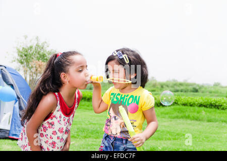 2 Les enfants indiens ami parc Pique-nique JOUER Bubble Wand Banque D'Images