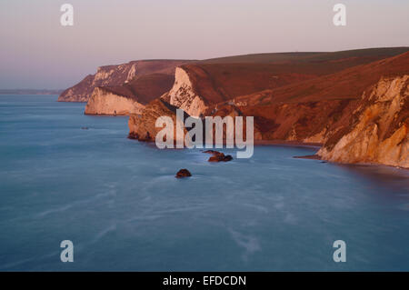 À plus de st oswald's Bay et Man O'War rocks à Durdle Dor, chauves-souris, tête de Nothe blanc au lever du soleil. Banque D'Images