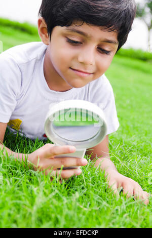 1 Indian child boy park Recherche Loupe Banque D'Images