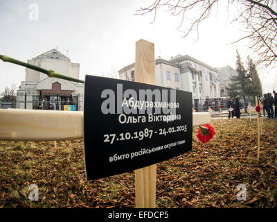 Traverse placés par des militants et portant les noms de 30 personnes qui sont morts dans des bombardements à Marioupol sur Jan, 24 sont vus dans le premier plan, une croix avec un panneau qui dit "Olga Abdurahmanova, tué par occupant russe', près de l'ambassade russe à Kiev, Ukraine, le Dimanche, Février 1, 2015. Banque D'Images