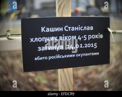 Le 1 février 2015 - Croix placés par des militants et portant les noms de 30 personnes qui sont morts dans des bombardements à Marioupol sur Jan, 24 sont considérés dans le premier plan, une croix avec un panneau qui dit ''Kashin Stanislav garçon 4-5 ans, est mort 24/01/2015, tué par l'occupant russe'' près de l'ambassade russe à Kiev, Ukraine, le Dimanche, Février 1, 2015. Crédit : Igor Golovniov/ZUMA/Alamy Fil Live News Banque D'Images