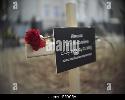 Le 1 février 2015 - Croix placés par des militants et portant les noms de 30 personnes qui sont morts dans des bombardements à Marioupol sur Jan, 24 sont vus dans le premier plan, une croix avec un panneau qui dit ''Nimenko Lily, tué par occupant russe'' près de l'ambassade russe à Kiev, Ukraine, le Dimanche, Février 1, 2015. Crédit : Igor Golovniov/ZUMA/Alamy Fil Live News Banque D'Images