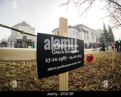 Le 1 février 2015 - Croix placés par des militants et portant les noms de 30 personnes qui sont morts dans des bombardements à Marioupol sur Jan, 24 sont vus dans le premier plan, une croix avec un panneau qui dit ''Olga Abdurahmanova, tué par occupant russe'' près de l'ambassade russe à Kiev, Ukraine, le Dimanche, Février 1, 2015. Crédit : Igor Golovniov/ZUMA/Alamy Fil Live News Banque D'Images