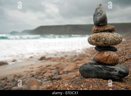 Pierres empilées sur Sennen cove beach trouvés en marchant le long de celle-ci. Banque D'Images