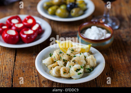 Tapas de calamars, olives et poivrons farcis Banque D'Images
