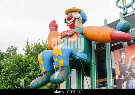 Clown gonflable à l'extérieur du parc (Holnemvolt Vidam Park), Budapest Banque D'Images