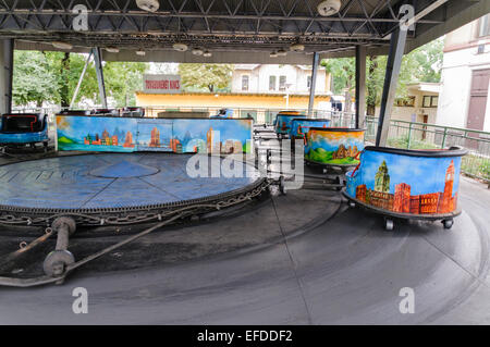 Très vieux et dangereux ride dans Holnemvolt Vidam Park (parc) Budapest avec des voitures sur l'extrémité des bras, attaché à une chaîne. Banque D'Images