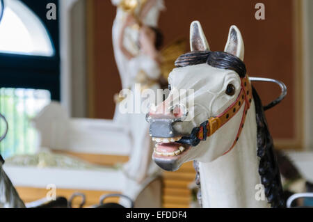 Cheval en bois traditionnel sur un carrousel à Holnemvolt Vidam Park (parc), Budapest Banque D'Images