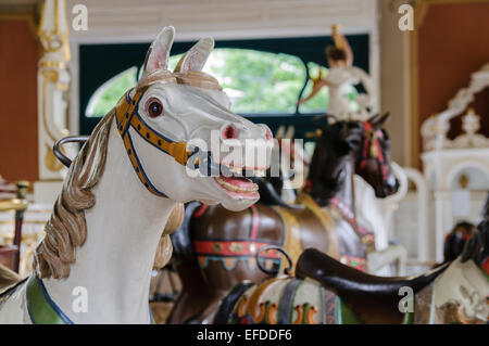 Cheval en bois traditionnel sur un carrousel à Holnemvolt Vidam Park (parc), Budapest Banque D'Images