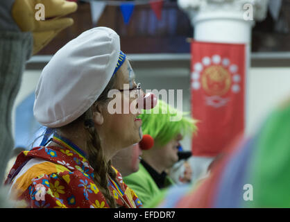 All Saints Church, Londres, Royaume-Uni. 1er février 2015, le service International de clowns annuel tenu le premier dimanche de février en l'honneur de Joseph Grimaldi. Crédit : marc zakian/Alamy Live News Banque D'Images