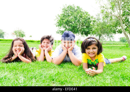 4 Les enfants indiens amis park Banque D'Images