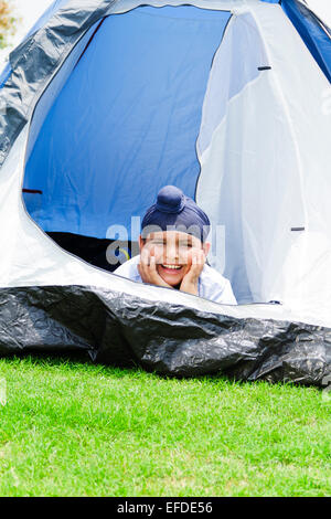 1 Indian child boy park profiter de pique-nique Banque D'Images