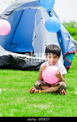 1 Indian child boy park profiter de pique-nique Banque D'Images