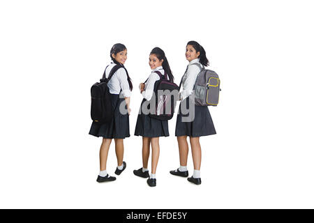 3 filles de l'école de la marche des étudiants indiens Banque D'Images