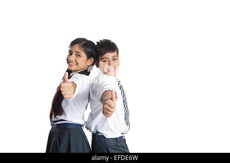 2 Indian school students standing Amis posent Banque D'Images