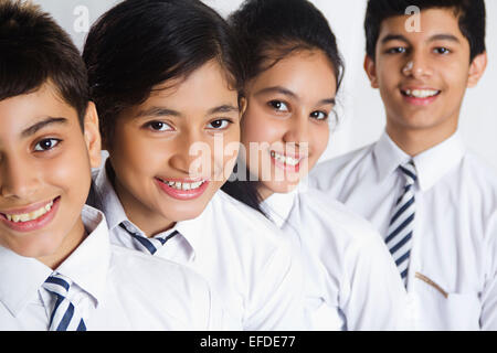 Les amis de l'école indienne de Files d'étudiants debout Banque D'Images