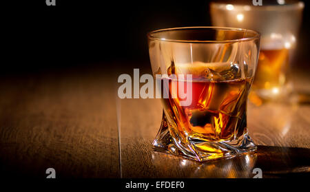 Verres de whisky sur une table en bois Banque D'Images