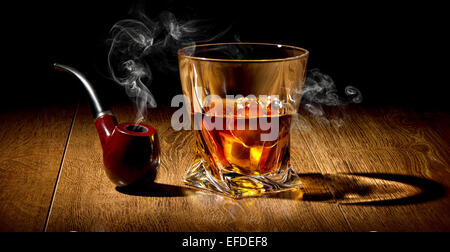 Pipe et du whisky sur une table en bois Banque D'Images