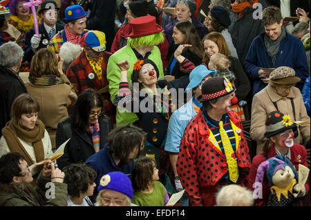 Londres, Royaume-Uni. 1er février 2015. L'Église des clowns annuel unique Service, également connu sous le nom de Grimaldi, a eu lieu à la All Saints Church, à Sandy Bay, l'Est de Londres. Le service a vu des clowns costumés se rassemblent pour commémorer Joseph Grimaldi (1778-1837) et d'autres clowns décédé. Joseph Grimaldi est un acteur, comédien et danseur, qui est devenu un artiste clown et est reconnu comme le fondateur du visage peint de clowns. Crédit : Stephen Chung/Alamy Live News Banque D'Images