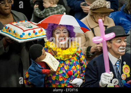 Londres, Royaume-Uni. 1er février 2015. L'Église des clowns annuel unique Service, également connu sous le nom de Grimaldi, a eu lieu à la All Saints Church, à Sandy Bay, l'Est de Londres. Le service a vu des clowns costumés se rassemblent pour commémorer Joseph Grimaldi (1778-1837) et d'autres clowns décédé. Joseph Grimaldi est un acteur, comédien et danseur, qui est devenu un artiste clown et est reconnu comme le fondateur du visage peint de clowns. Crédit : Stephen Chung/Alamy Live News Banque D'Images