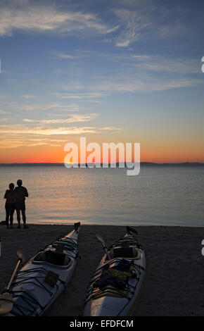 Kayaks, silhouette de couple sur la plage au coucher du soleil, l'île d'Espiritu Santo, Mer de Cortez, près de La Paz, Baja California Sur, Mexique Banque D'Images