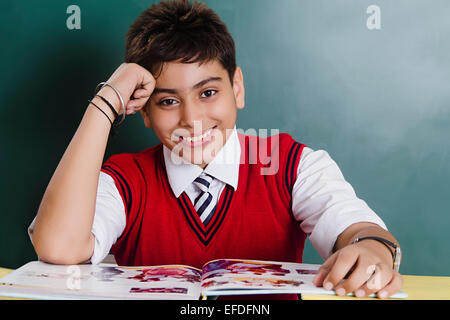 1 Indian School boy étude livre élève Banque D'Images