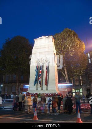 Des couronnes de coquelicots et les drapeaux sur le Cénotaphe monument commémoratif de guerre, Whitehall, Londres, Angleterre Banque D'Images