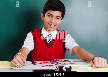 1 Indian School boy étude livre élève Banque D'Images