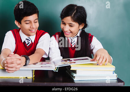 2 amis de l'école étude livre indien Banque D'Images