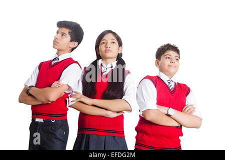 3 Indian school students standing Amis posent Banque D'Images