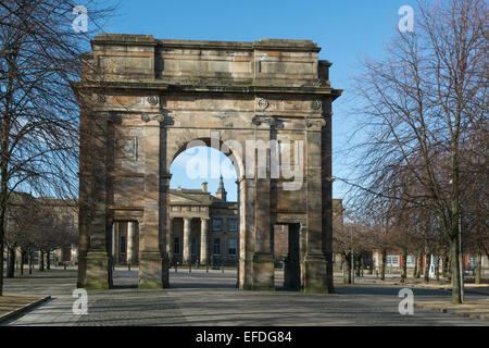 McLennan Arch à l'entrée de Glasgow Green. On peut voir également la Haute Cour dans Saltmarket, et derrière les marchands Steeple Banque D'Images