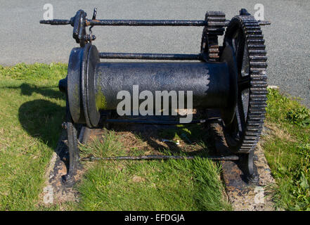 Vintage Vieux Treuil pour bateaux, peints en noir. Banque D'Images